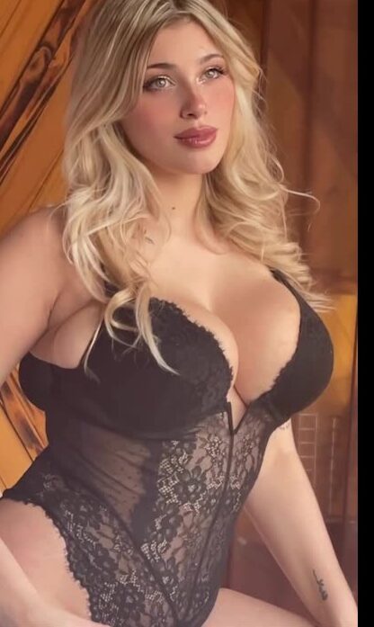Camm Landi SHOW BIG BOOBS ON BED !