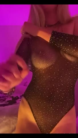 gialover – Shaking Big Butt In Kitchen !! Very Sexy